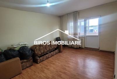 Apartament cu 3 camere decomandat în Rovine
