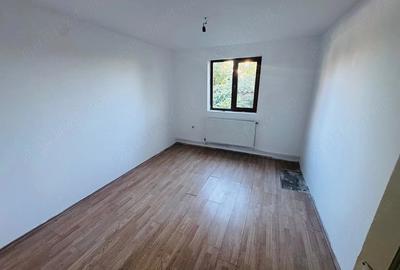 Casă cu 7 camere cu Teren 390 Mp în Șimian