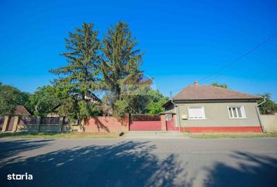 Casă cu 4 camere în Santăul Mare