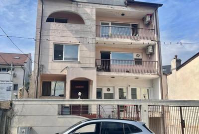Casă cu 8 camere cu Garaj în Barbu Văcărescu