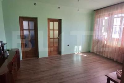Apartament cu 3 camere semidecomandat, mobilat în Iernut