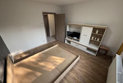 Apartament cu 3 camere decomandat, mobilat în CET - 3