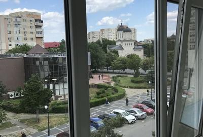 Apartament cu 3 camere semidecomandat în Uiești