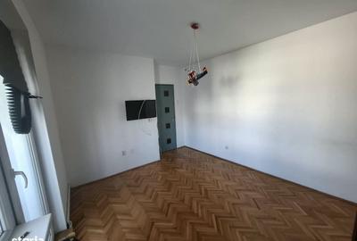 Apartament cu 3 camere decomandat în Republicii