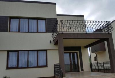 Casă cu 4 camere cu Teren 800 Mp în Central