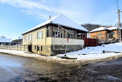 Casă individuală cu 5 camere cu Canalizare în Voivodeni