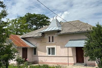 Casă cu 4 camere cu Teren 1380 Mp în Rătești