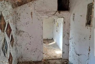 Casă cu Teren 1988 Mp în Central - 2