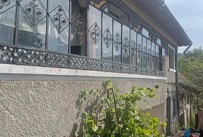 Casă cu 5 camere cu Teren 2000 Mp în Bezdead