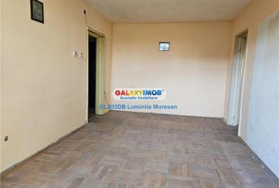 Apartament cu 3 camere semidecomandat în Micro 6