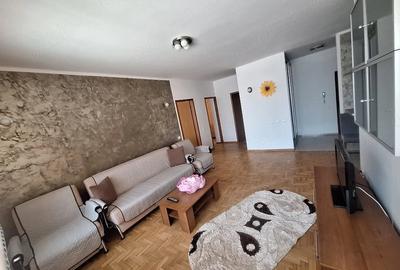 Apartament cu 3 camere semidecomandat în Central