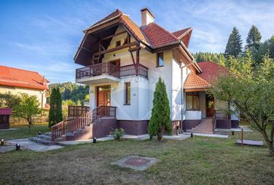 Casă individuală cu 8 camere cu Canalizare în Moieciu - 1