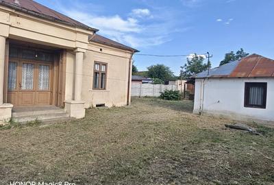 Casă cu 4 camere în Caracal
