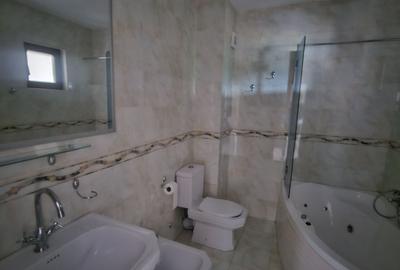 Casă cu 8 camere cu Teren 1500 Mp în Valea Lupului