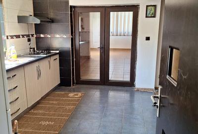 Casă cu 6 camere cu Teren 1600 Mp în Isvarna - 9