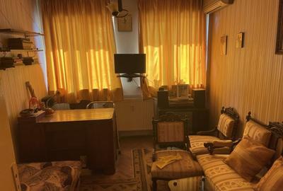 Apartament cu 3 camere semidecomandat în Exterior Vest
