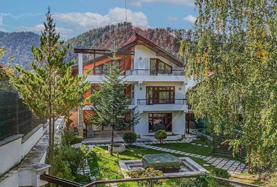 Casă individuală cu 11 camere cu Teren 1300 Mp în Schei - 1