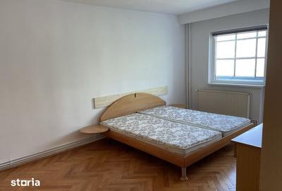 Apartament cu 3 camere decomandat în Între Lacuri