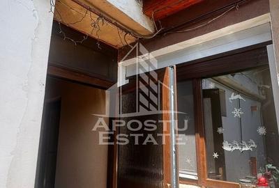 Casă cu 4 camere în Mehala
