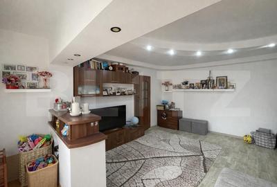 Apartament cu 3 camere semidecomandat, mobilat în Rovine