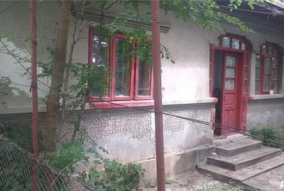 Casă cu 6 camere cu Teren 4000 Mp în Petrești