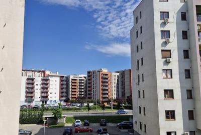 Apartament cu 3 camere semidecomandat în Torontalului
