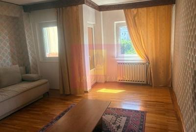 Apartament cu 3 camere decomandat în Drumul Sării
