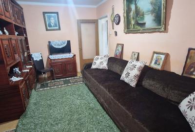 Apartament cu 3 camere semidecomandat în Km 4