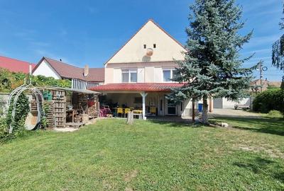 Casă cu 4 camere în Șura Mică