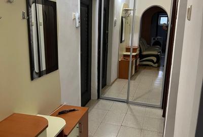 Apartament cu 3 camere decomandat în Craiovița Nouă