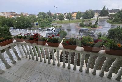Casă individuală cu 9 camere cu Canalizare în Cetate