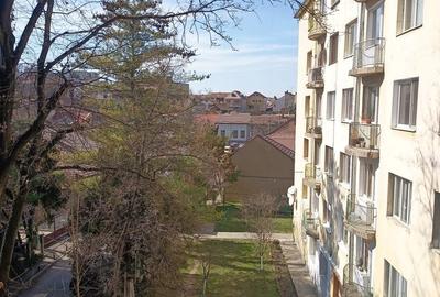 Apartament cu 2 camere semidecomandat, mobilat în Central