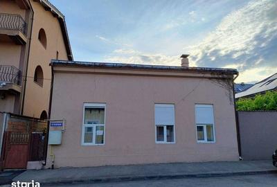 Casă cu 4 camere decomandat cu Teren 140 Mp în Central