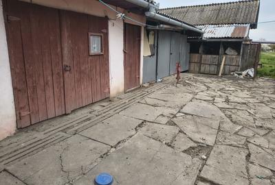 Casă cu 4 camere în Sânpetru Mare