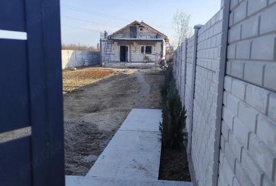 Casă cu 3 camere cu Teren 500 Mp în Central
