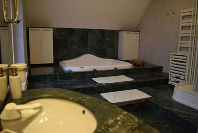 Casă cu 4 camere cu Teren 1200 Mp în Central - 1