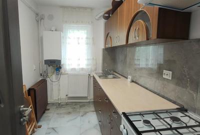 Apartament cu 3 camere semidecomandat în Podu Roș - 3