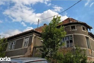 Casă cu 3 camere cu Teren 440 Mp în Central - 1