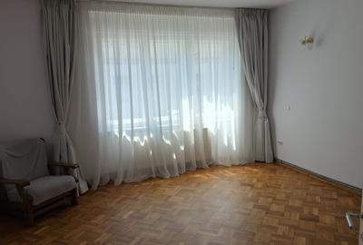 Casa de inchiriat  cu doua locuri parcare.