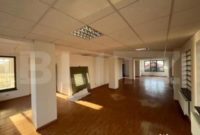 Spațiu comercial, de 586 mp, în Micro 11 - 17