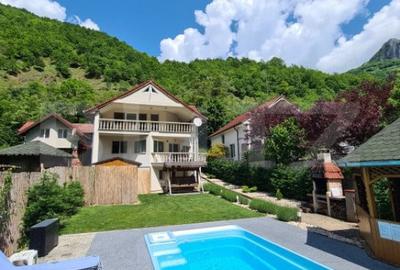 Casă cu 6 camere cu Teren 551 Mp în Teiu - 1