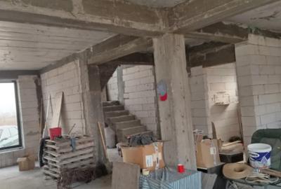 Casă cu 5 camere cu Teren 500 Mp în Cârcea