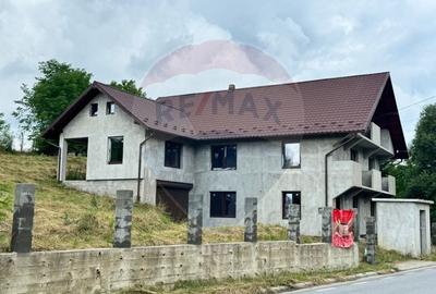 Casă individuală cu 7 camere cu Canalizare în Săliștea de Sus - 1