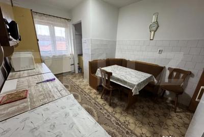 Apartament cu 3 camere decomandat, mobilat în Central - 1