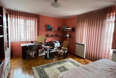 Casă cu 6 camere cu Teren 1200 Mp în Central