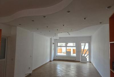 Spațiu comercial, de 60 mp, în Central - 3