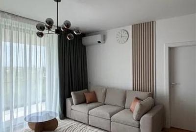 Apartament cu 3 camere semidecomandat, mobilat în Băneasa