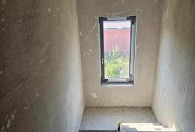 Casa duplex de vanzare,parter cu etaj,3 camere,2bai,garaj,constructie in rosu. - 3