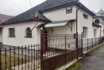 Casă cu 4 camere cu Teren 840 Mp în Central