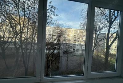 Apartament cu 3 camere decomandat, mobilat în Dacia
